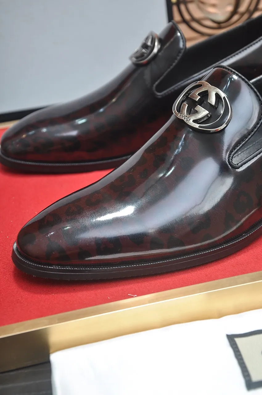 Men's shoes💰500💶Italy's top luxury men's shoe giant (GUCCI) (Gucci) (full cowhide lining) new arrival🍃Original European style🔰 Pleasant to the eye😍In order to make the shoes more durable and non-deformable🌀The production continues to follow traditional methods but there is still no lack of innovation💪Choose original sheepskin for the leather♻️ Smooth and natural And extra bright ⭐Made of imported cowhide, the first choice of rich people 38-45 (45 customized)
